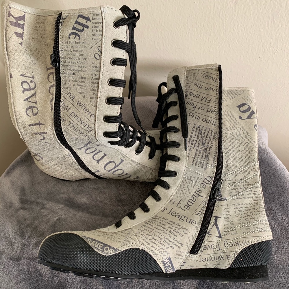 DIVERSE Outdo Newspaper Suede Leather Midcalf Boot